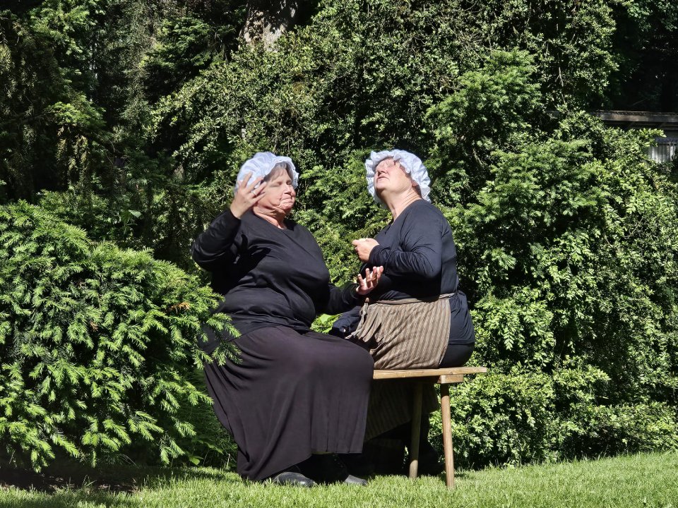 Darstellerinnen beim Szenenspiel Aller Gattig Lüt im Schlosspark Landshut